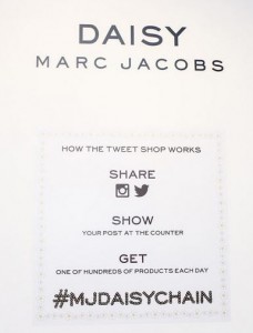 Les insturccions d'ús per comprar a la Daisy Marc Jacobs Tweet Store