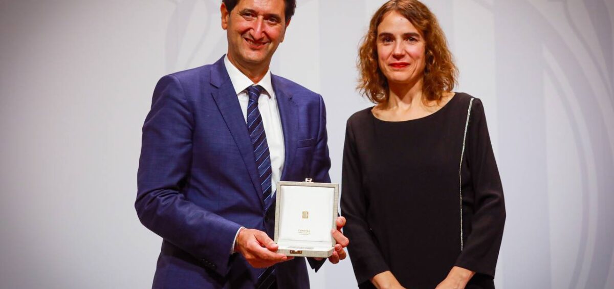 Ángel Quemada rep la medalla d'honor del Govern de la mà de la consellera de Justícia, Gemma Ubasart